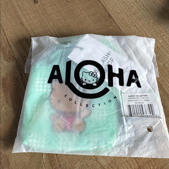 ALOHA Collection Hello Kitty Tiny Tripper - Picture 5 of 5